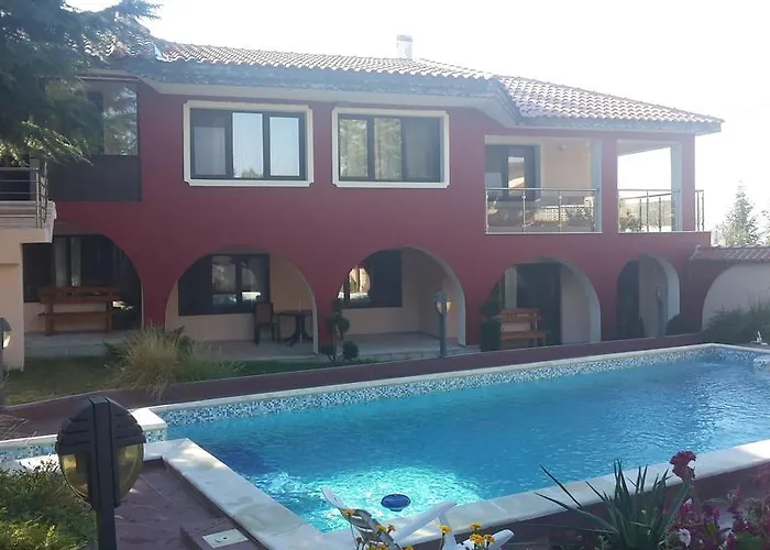 The Red House 3*